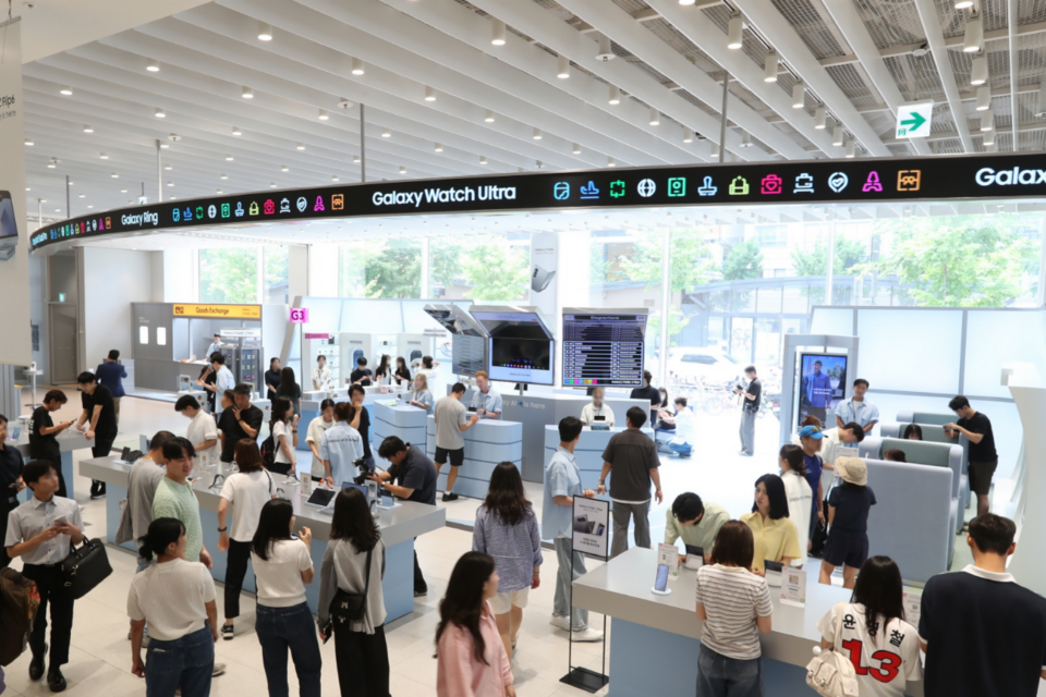 삼성스토어 홍대에 위치한 ‘갤럭시 스튜디오’에 공항 콘셉트로 꾸며진 체험공간 전경. (사진=삼성전자)