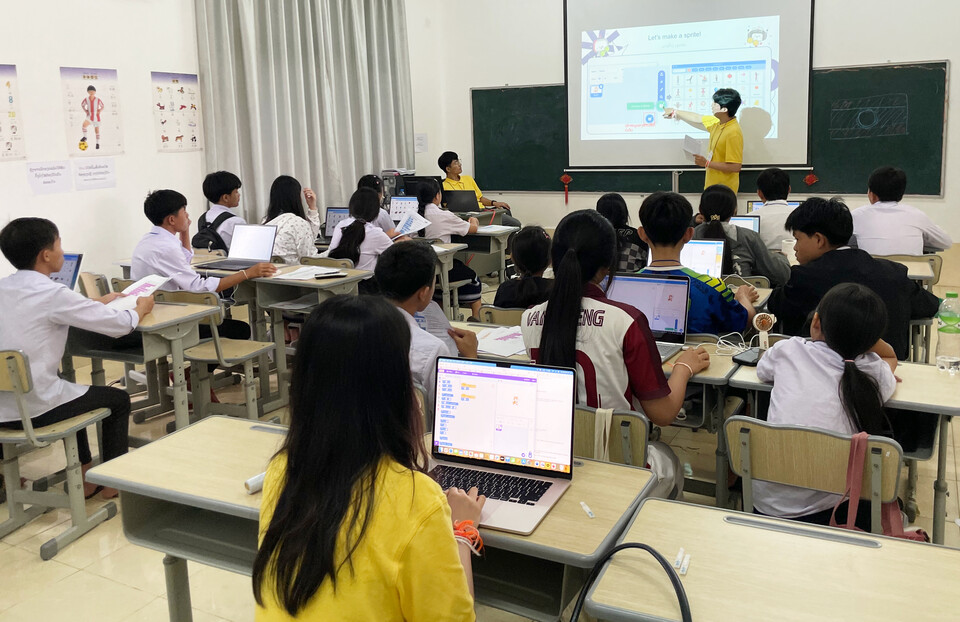 2024년 월드프렌즈코리아(WFK) IT봉사단이 라오스 ‘방비엥 에스닉 스쿨’에 파견되어 수업을 진행하고 있다. (사진=지스트)