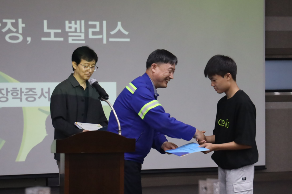 노벨리스 장학 프로그램의 장학증서 수여식. (사진=FEST창의공학교육협회)