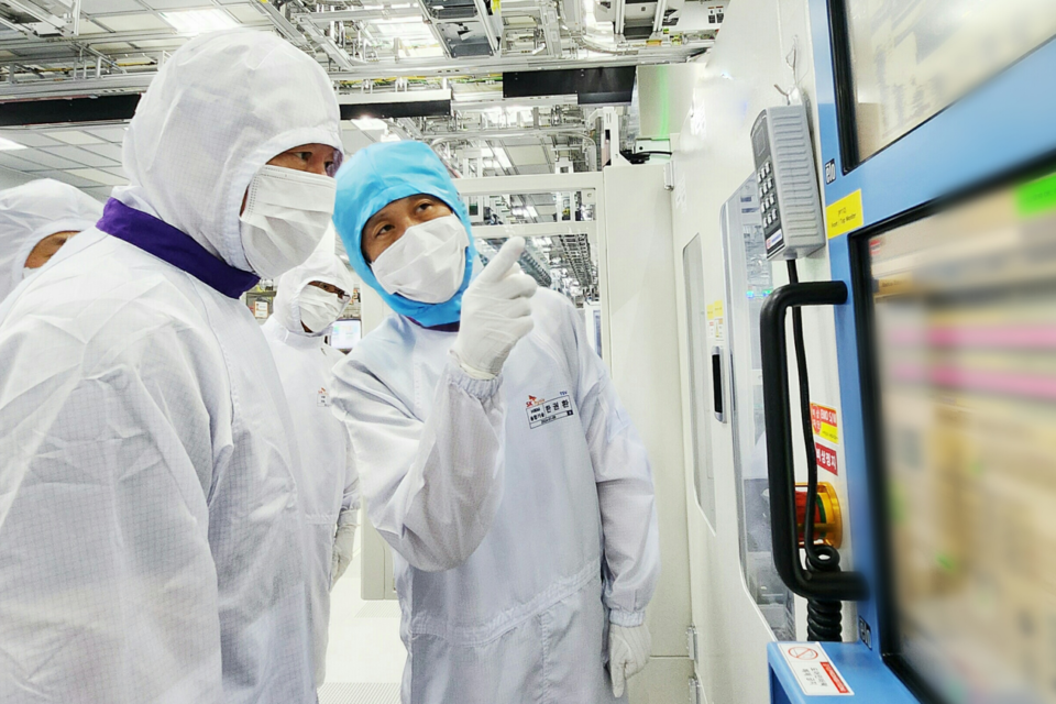 최태원 SK그룹 회장(왼쪽)이 5일 SK하이닉스 주요 경영진과 함께 SK하이닉스 이천캠퍼스 HBM 생산현장을 점검하고 있다. (사진=SK그룹)