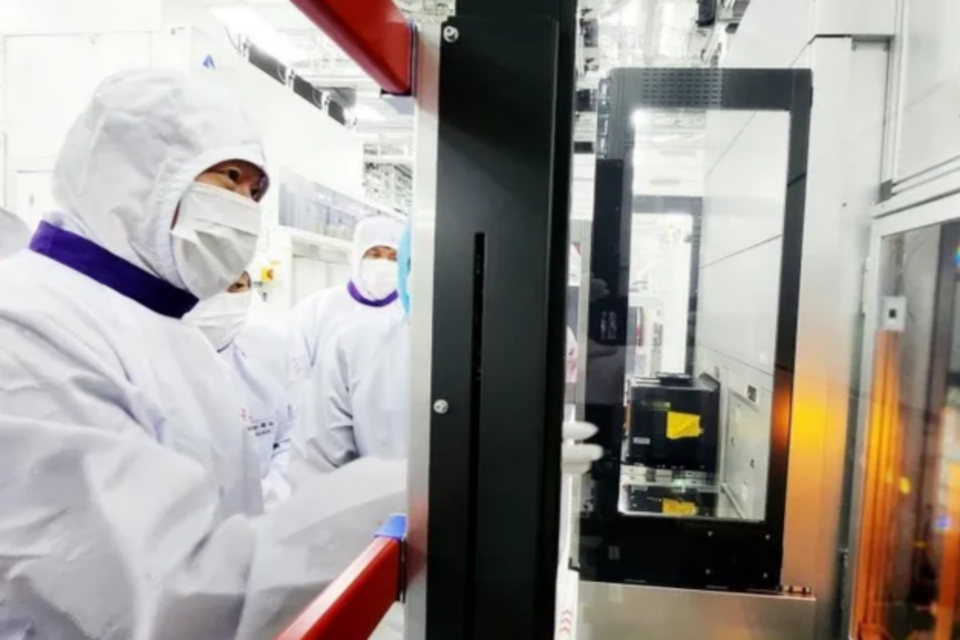 최태원 SK그룹 회장(왼쪽)이 5일 SK하이닉스 주요 경영진과 함께 SK하이닉스 이천캠퍼스 HBM 생산현장을 점검하고 있다. (사진=SK그룹)