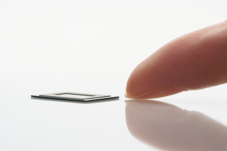 삼성전자가 업계 최소 두께인 12나노급 LPDDR5X D램 12·16GB 패키지 양산을 시작했다. (사진=삼성전자)