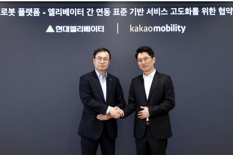 조재천 현대엘리베이터 대표이사(왼쪽)와 류긍선 카카오모빌리티 대표. (사진=현대엘리베이터)