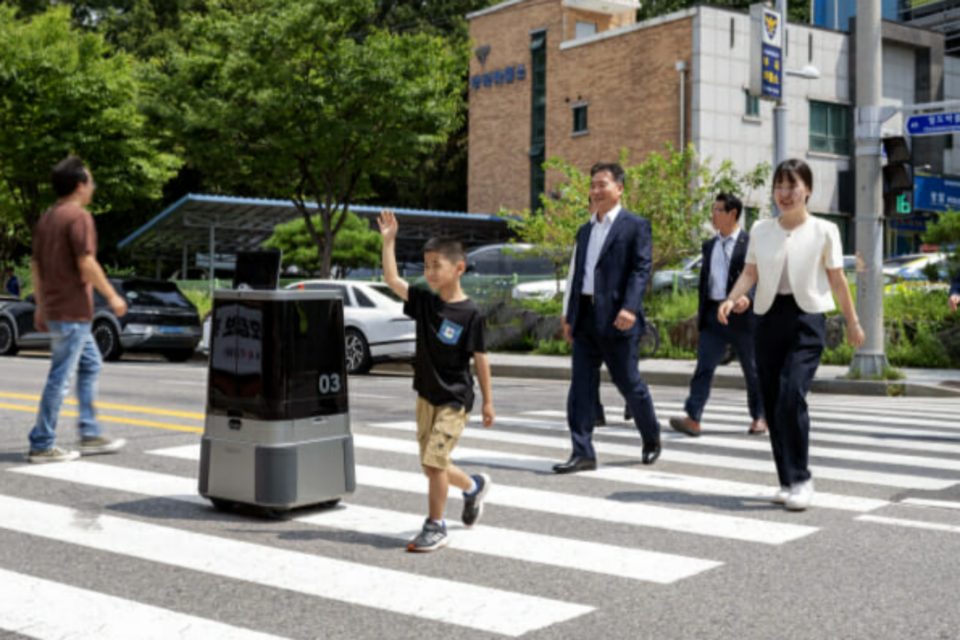 현대차·기아 자율주행 배송로봇이 시민과 함께 횡단보도를 횡단하는 모습. (사진=현대자동차그룹)