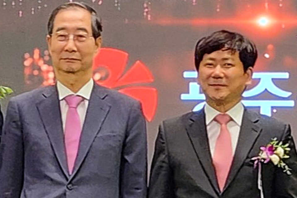 이상갑 문화경제부시장은 지난 8일 서울에서 열린 ‘2024 전국 지방자치단체 일자리대상’ 시상식에서 한덕수 국무총리를 만나 광주시의 주요 현안사업인 인공지능(AI) 및 미래차 산업 육성‧발전 필요성에 대해 설명하고, 국비 지원을 요청했다. (사진=광주광역시)