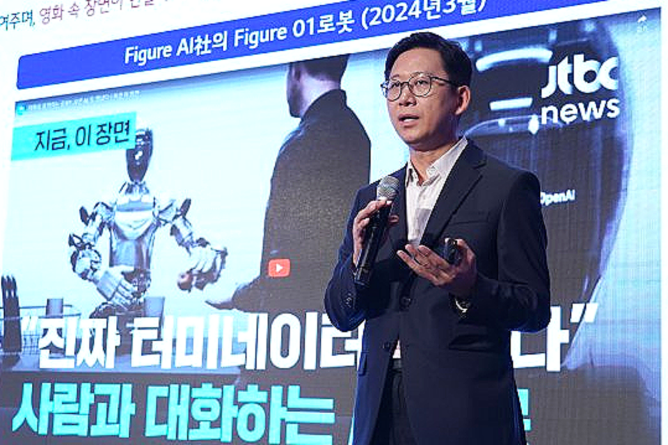 배경훈 LG AI연구원 원장이 최근 제주 롯데호텔에서 열린 '2024 한경협 CEO 제주하계포럼'에 참석해 '생성형 AI 생태계의 현황 및 대응방향'을 주제로 발표하고 있다. (사진=한국경제인협회)