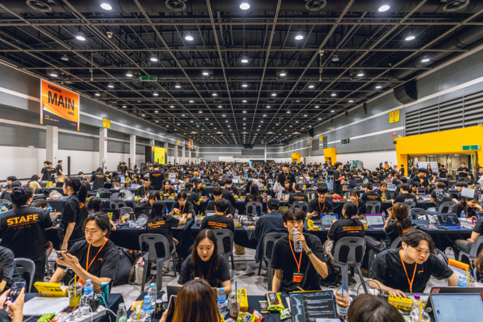 양재 aT센터 제2전시장에서 서비스 개발 중인 참가자. (사진=멋쟁이사자처럼)