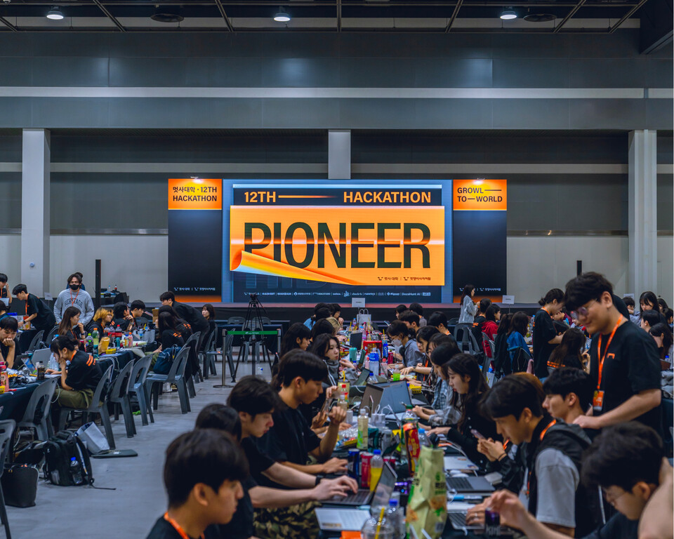 양재 aT센터 제2전시장에서 서비스 개발 중인 참가자. (사진=멋쟁이사자처럼)