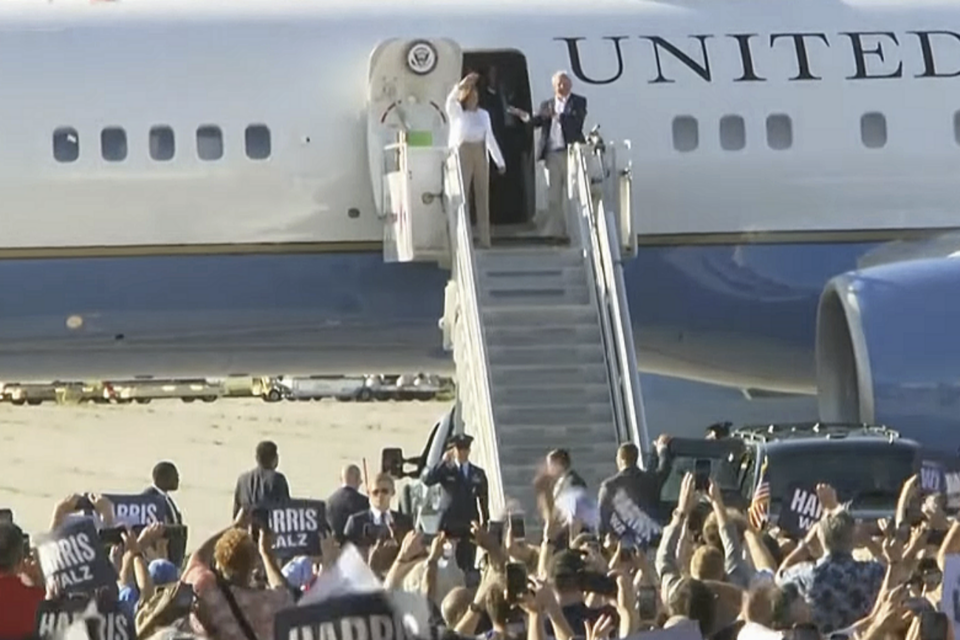 카멀라 해리스 미국 부통령과 민주당 부통령 후보인 팀 월즈 미네소타 주지사가 지난 7일 미국 미시간주 디트로이트에서 열린 행사장에 도착하고 있다. (사진=M Live Youtube)