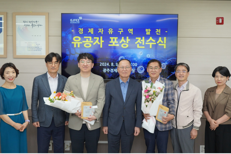 GIST 차세대에너지연구소 강홍규 책임연구원(왼쪽에서 세 번째)이 광주광역시의 에너지 산업 발전에 기여한 공로로 9일(금) 광주광역시장 표창을 수상하고 기념사진을 촬영하고 있다. (사진=지스트)