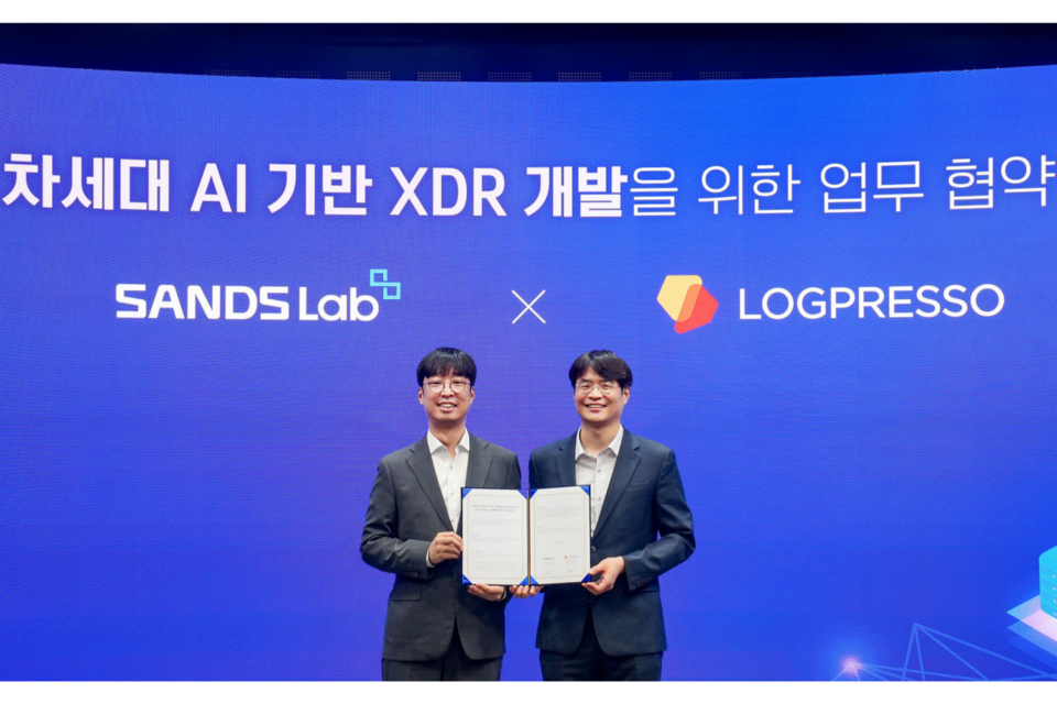 협약 후 기념촬영을 하고있는 샌즈랩 김기홍 대표(왼쪽)와 로그프레소 양봉열 대표(오른쪽). (사진=샌즈랩)