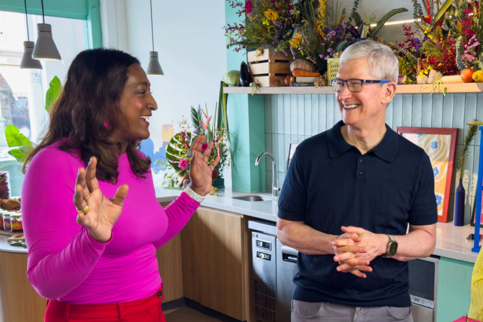 팀 쿡 애플 CEO(오른쪽). (사진=팀 쿡 X)