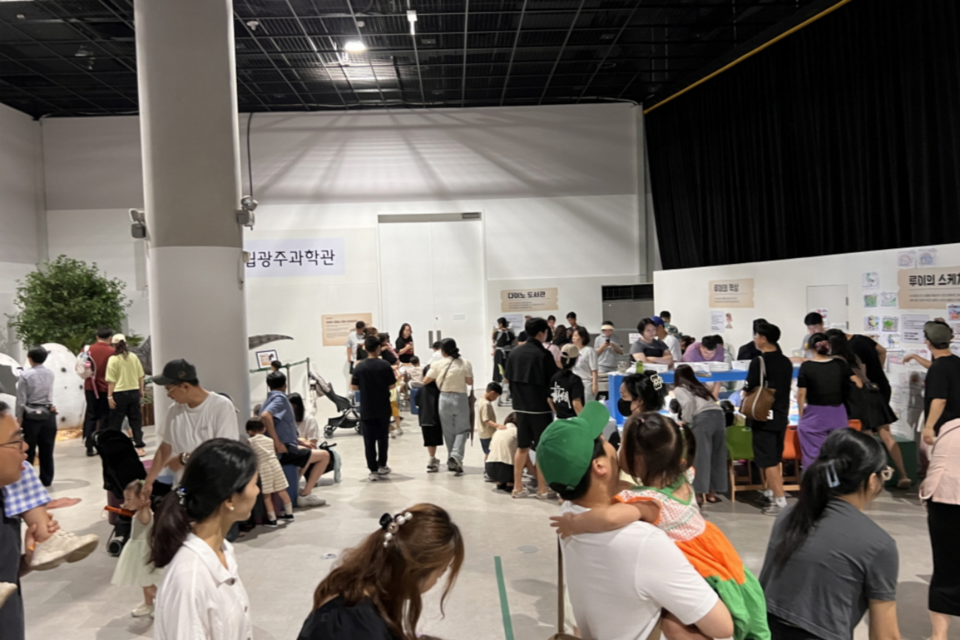 공룡특별전 ‘2024 다이노 월드’를 즐기는 관람객 사진. (사진=국립광주과학관)