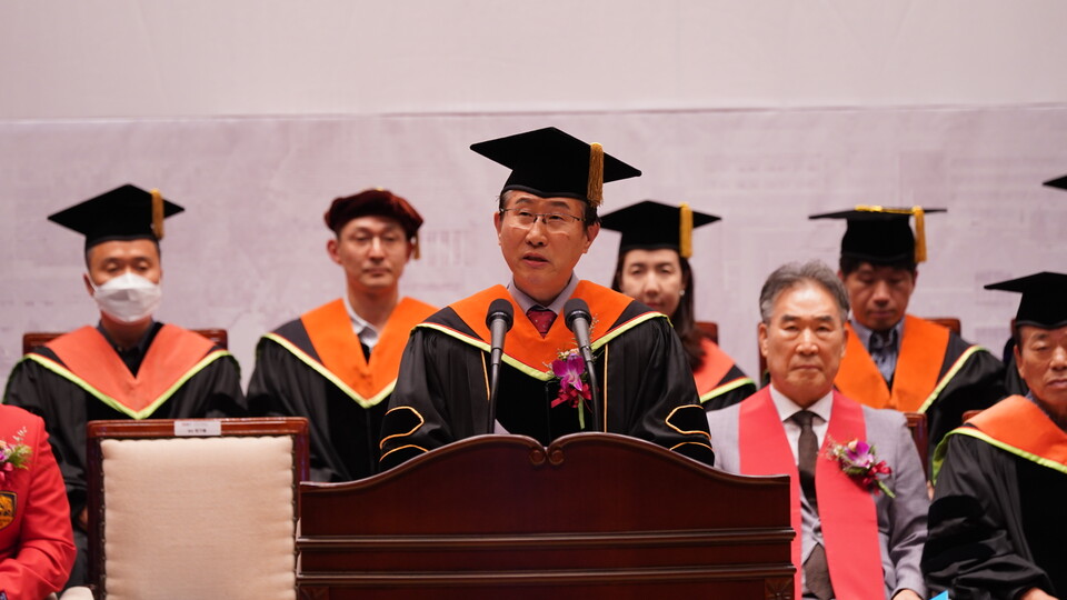 임기철 총장이 학위수여식 식사를 하고 있다. (사진=지스트)