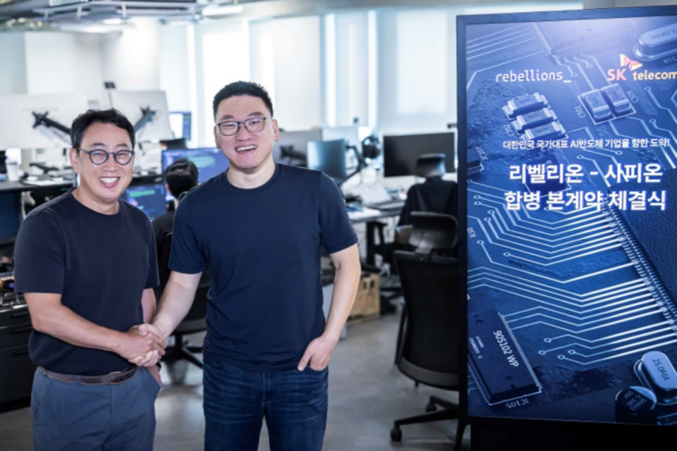 유영상 SK텔레콤 CEO(좌측)와 박성현 리벨리온 대표(우측). (사진=SK텔레콤)