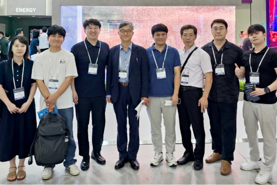 GIST 연구진 및 ㈜리셀의 임직원이 행사장에서 기념사진 촬영을 하고 있다. (왼쪽부터) 정송이 연구원(GIST), 임동하 책임연구원(리셀), 강홍규 책임연구원(GIST), 이광희 교수(GIST), 장준호 박사후연구원(GIST), 하종성 이사(리셀), 박정우 과장(리셀), 정현석 책임연구원(리셀). (사진=지스트)