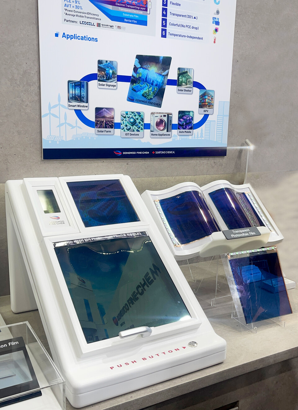 GIST 차세대에너지연구소는 ‘2024 K-디스플레이’에 참가해 유기태양전지 원천기술을 중심으로 ㈜리셀의 대면적 태양전지 제작 기술, 엠에스웨이㈜의 유연 투명전극 제작 기술, 동우화인켐㈜의 기능성 필름 기술을 접목한 반투명 태양광 필름을 선보였다. (사진=지스트)