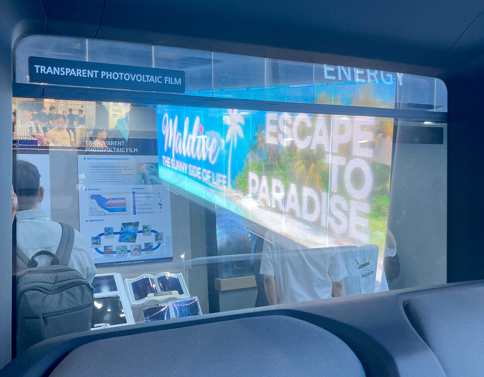 동우화인켐㈜ 부스에서 차량용 스마트윈도우에 반투명 태양광 필름을 전력원으로 적용한 모빌리티를 전시하고 있다.  (사진=지스트)