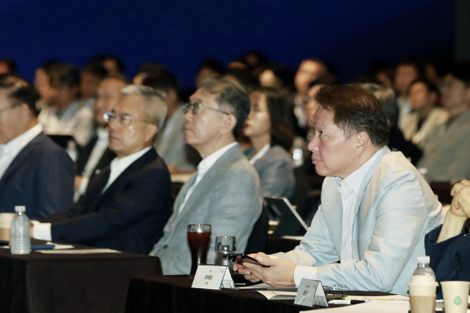 최태원 SK그룹 회장이 19일 개막한 ‘2024 이천포럼’에서 강연을 경청하고 있다. (사진=SK그룹)