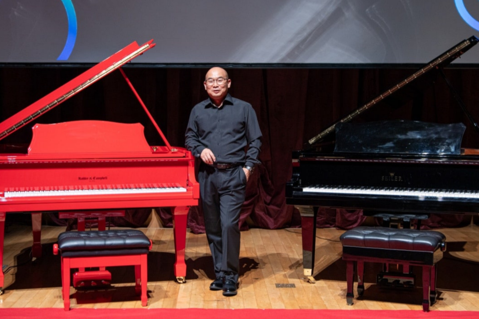 AI 작곡가 ‘이봄(EvoM)’을 탑재한 그랜드 피아노 두 대가 새롭게 작곡된 곡을 특유의 정확하고 빠르며 긴장감 넘치는 연주로 선보였다. 사진은 안창욱 인공지능연구소장·AI대학원 교수. (사진=지스트)