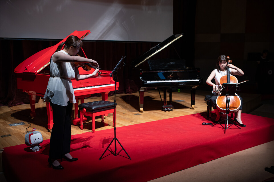 AI 피아노와 함께 바이올리니스트 유수진·첼리스트 김선주가 협연을 하고 있다. (사진=지스트)