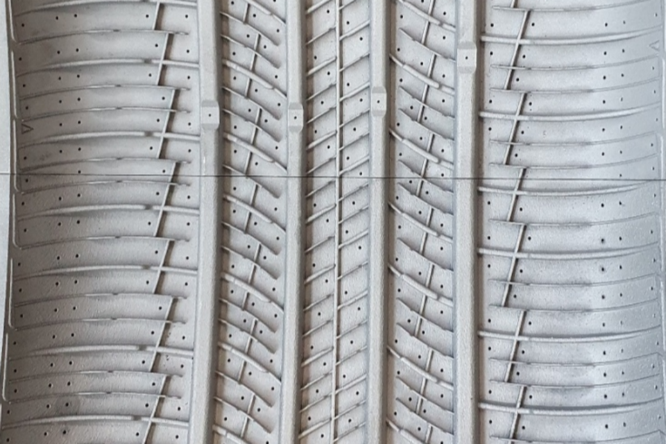 넥센타이어가 자체 3D 프린팅 기술을 적용해 제작한 타이어 몰드. (사진=넥센타이어)