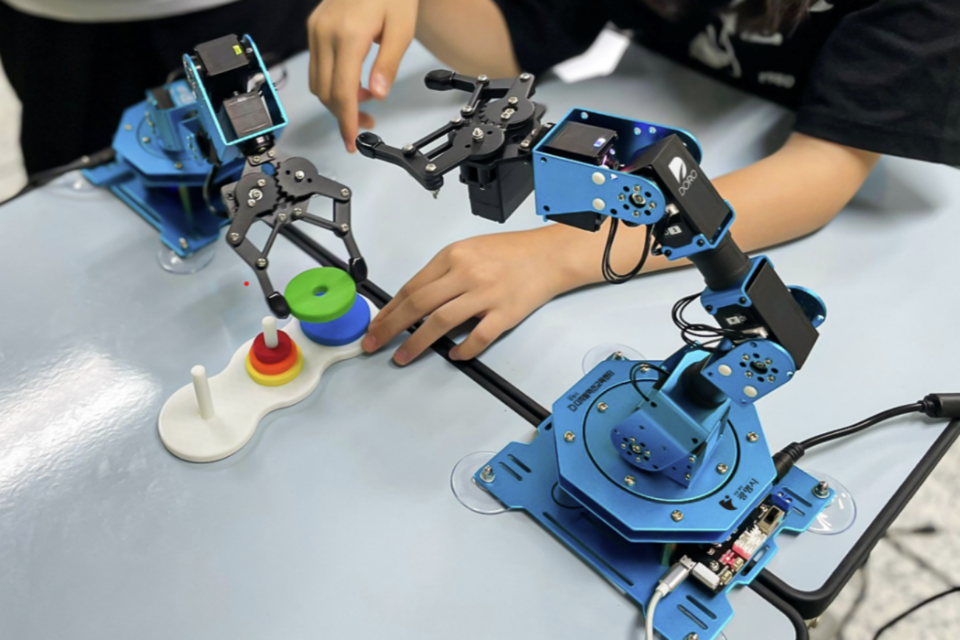 ﻿로봇팔 X-Arm을 활용한 AI 수업. (사진=도로)
