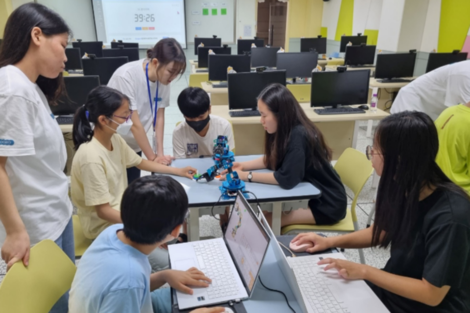 ﻿로봇팔 X-Arm을 활용한 AI 수업. (사진=도로)