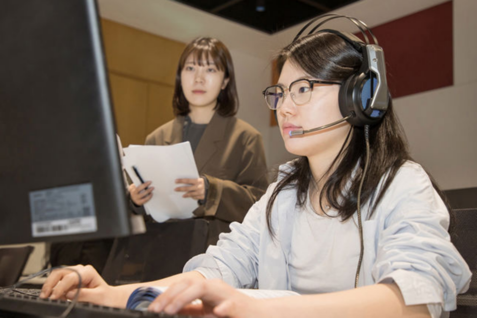 지난 4월 20일 경기도 용인에 위치한 삼성전자 인재개발원에서 삼성전자 감독관들이 GSAT 응시자들을 대상으로 예비 소집을 진행하고 있다. (사진=삼성전자)