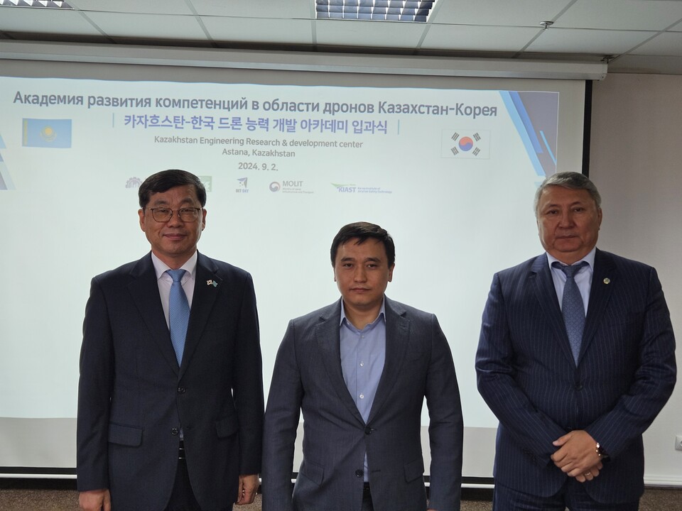 항공안전기술원의 강창봉 본부장(왼쪽)과 카자흐스탄 관계자가 사진 촬영을 하고 있다. (사진=항공안전기술원)