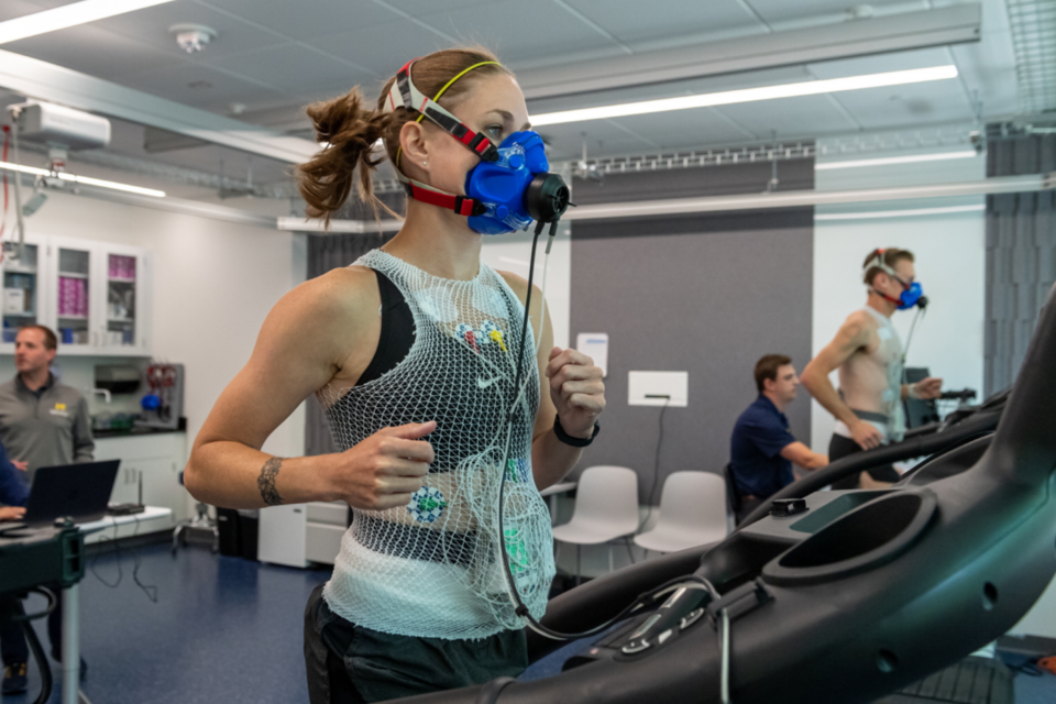 삼성전자와 미국 미시간 대학교가 협업해 진행하는 갤럭시 워치 피트니스 기능 강화를 위한 연구에서 피실험자들이 ‘갤럭시 워치7’을 착용하고 심박수(Heart rate)를 측정하고 있다. (사진=삼성전자)