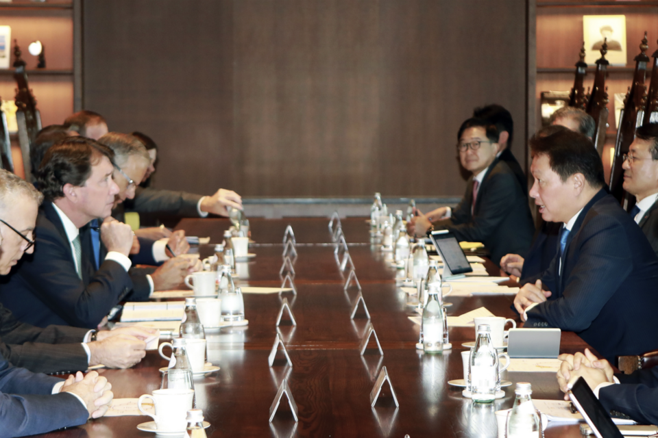 최태원 SK 회장(사진 오른쪽 가운데)이 서울 종로구 서린사옥에서 미국 상원의원 대표단과 경제협력 방안을 논의하고 있다. (사진=SK)