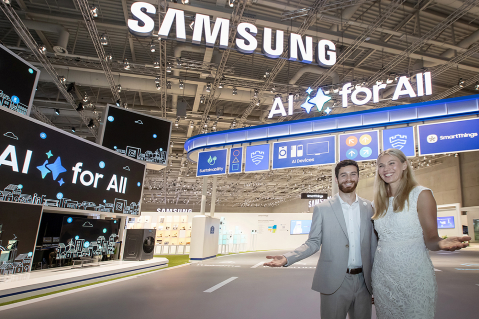 삼성전자 모델이 ‘IFA 2024’ 삼성전자 전시관 입구에서 전시 주제인 ‘모두를 위한 AI(AI for All)’를 소개하고 있다. (사진=삼성전자)