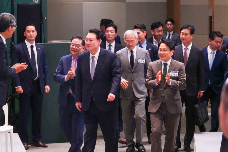 윤석열 대통령과 강기정 광주광역시장이 5일 오후 광주 광산구 광주과학기술원(GIST) 오룡아트홀에서 열린 '국민과 함께하는 민생토론회, 첨단기술과 문화로 미래를 디자인하는 광주' 참석을 위해 행사장으로 입장하고 있다. (사진=광주전남사진기자단·광주광역시)