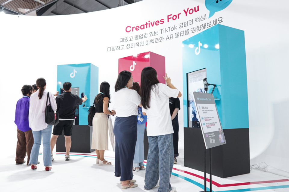 틱톡 포 유 서밋 2024에서 참석자들이 틱톡에서 제공되는 다양한 이펙트와 AR필터를 경험하며 즐기고 있다. (사진=틱톡)