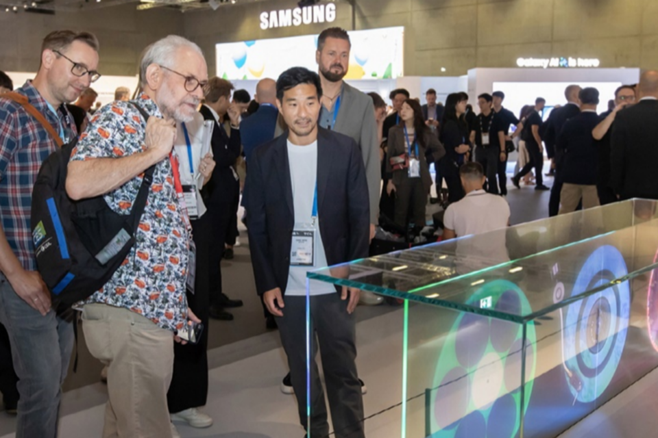 높은 투명도와 베젤리스 디자인으로 기존 투명 디스플레이와 차별화한 ‘투명 마이크로 LED’. (사진=삼성전자)