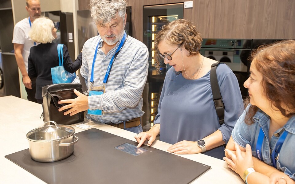 7형 터치스크린 기반의 ‘AI 홈(AI Home)’이 탑재돼 집 안의 가전 상황을 한눈에 보고 제어할 수 있는 애니플레이스(AnyPlace) 인덕션. (사진=삼성전자)