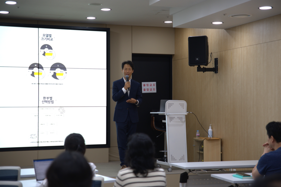 위고페어 김종면 대표가 ‘9월 위조상품 대응 및 신고 실무 세미나’에서 위조상품의 최신 동향과 알리바바 플랫폼에서 위조상품을 효과적으로 신고해 판매를 차단하는 방법에 대해 설명하고 있다. (사진=위고페어)