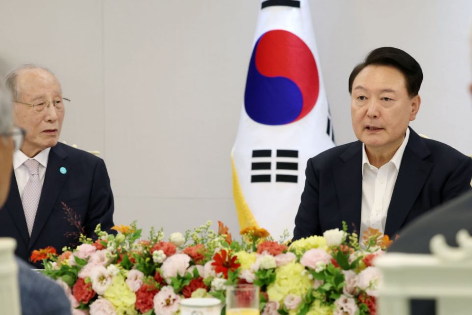 윤석열 대통령이 9일 대통령실에서 한국 원자력산업 발전에 기여한 원로들과 함께 오찬 간담회를 하고 있다. (사진=대통령실)