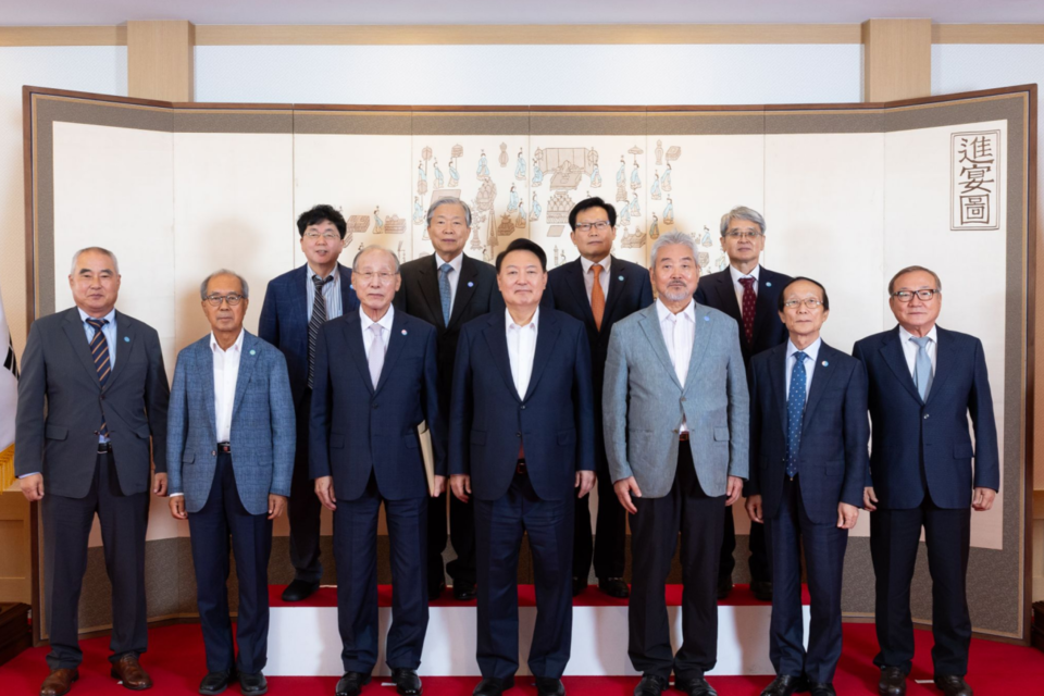 윤석열 대통령이 9일 대통령실에서 한국 원자력산업 발전에 기여한 원로들과 함께 기념사진을 찍고 있다. (사진=대통령실)
