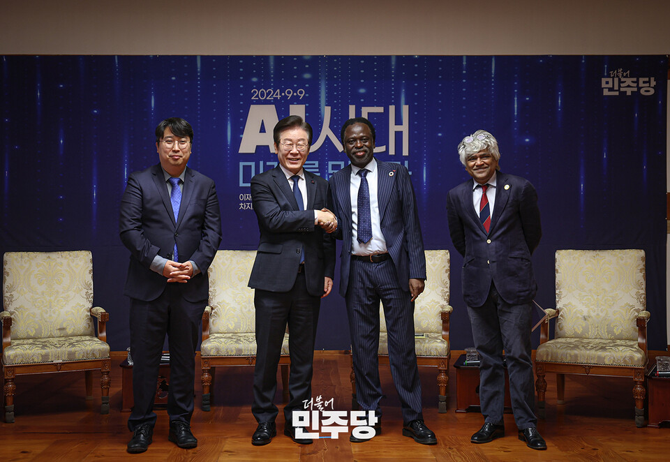 이재명 당대표가 9일 국회 사랑재에서 열린 "AI시대, 미래를 말하다" 대담에 참석하여 기념촬영을 하고 있다. (사진=더불어민주당)