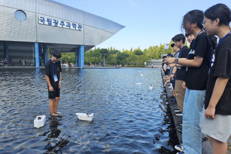 제작한 배를 띄워보는 참가자. (사진=국립광주과학관)