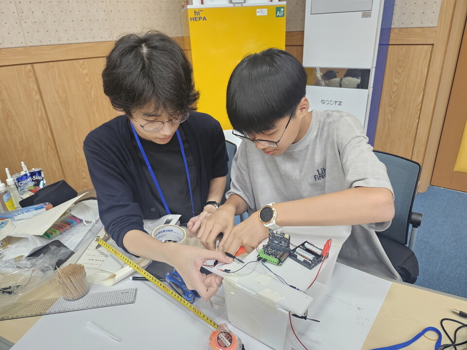 모형배를 제작하는 참가자. (사진=국립광주과학관)