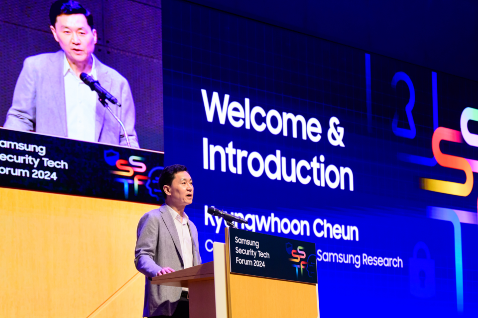 삼성전자 DX부문 CTO 겸 삼성리서치장 전경훈 사장이 ‘제8회 삼성 보안 기술 포럼’에서 환영사를 하고 있다. (사진=삼성전자)