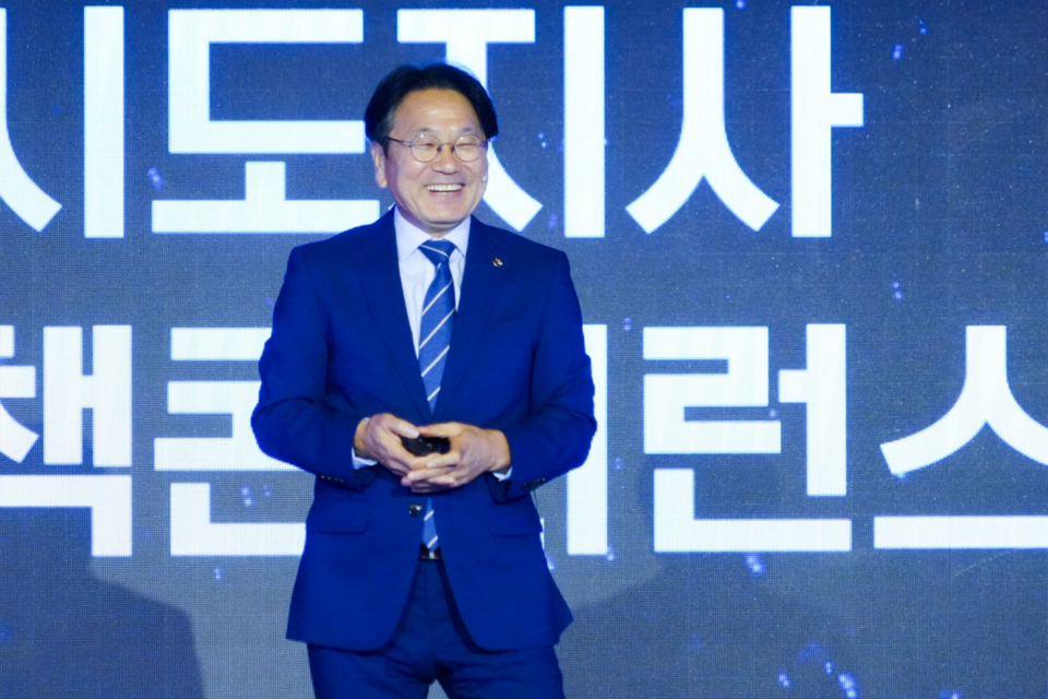 강기정 광주광역시장이 10일 오후 서울 포시즌스호텔에서 열린 ‘2024 시도지사 정책컨퍼런스’에 참석해 지역 인구감소에 대응한 광주의 산업정책과 인재양성 로드맵, 창업성공률 높은 도시 정책 등을 발표하고 있다. (사진=광주광역시)