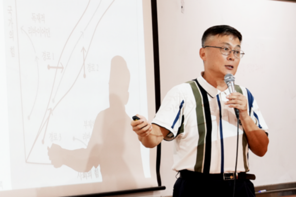 세종대 전자정보통신공학과 강성주 교수가 ‘AI시대 대한민국은 어디로 가야 하는가?’라는 주제로 특강을 진행했다. (사진=세종대학교)