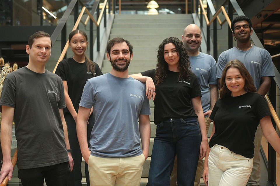 데미안 소프레브스키 최고기술책임자(왼쪽에서 세 번째)와 나탈리 구아일하르두 CEO(왼쪽에서 네 번째)와 뉴로드 직원들이 사진을 찍고 있다. (사진=뉴로드)
