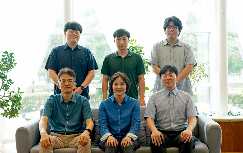 앞줄 왼쪽부터 시계 반대방향으로 GIST 반도체공학과 이동선 학과장, 과제책임자 신현진 교수, 과제실무자 윤훈한 교수, 정현호 교수, 이일민 교수, 강동호 교수. (사진=지스트)