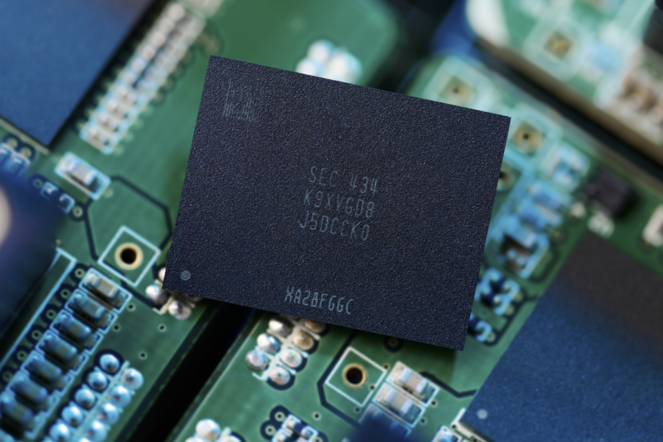 업계 최초로 양산한 삼성전자 ‘QLC 9세대 V낸드’ 제품. (사진=삼성전자)