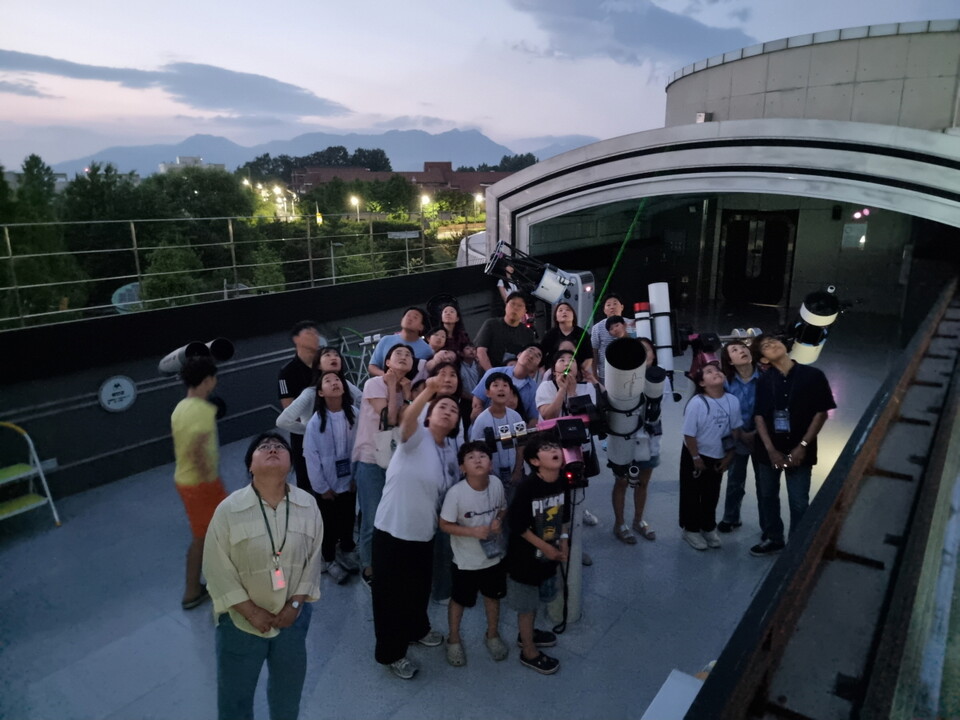 별빛천문대 천체를 관측하는 관람객. (사진=국립광주과학관)